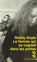 Couverture du livre « La femme qui se cognait dans les portes » de Roddy Doyle aux éditions 10/18