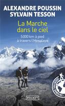 Couverture du livre « La marche dans le ciel ; 5000 km à pied à travers l'Himalaya » de Sylvain Tesson et Alexandre Poussin aux éditions Pocket