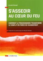 Couverture du livre « S'asseoir au coeur du feu : comment le processwork transforme le conflit en force de changement » de Arnold Mindell aux éditions Intereditions