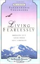 Couverture du livre « Living fearlessly » de Paramahansa Yogananda aux éditions Srf