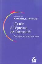 Couverture du livre « L'ecole a l'epreuve de l'actualite » de Laurence Simonneaux aux éditions Esf