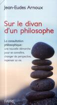 Couverture du livre « Sur le divan d'un philosophe ; la consultation philosophique : une nouvelle demarche pour se connaitre » de Jean-Eudes Arnoux aux éditions Favre