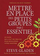 Couverture du livre « Mettre en place des petits groupes par l'essentiel : Un guide qui a fait ses preuves pour développer votre ministère » de Steve Gladen aux éditions Motive Par L'essentiel