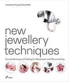 Couverture du livre « New jewellery techniques : curved scoring and folding for metalwork and silversmithing » de Paul Wells et Anastasia Young aux éditions Hoaki