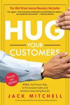 Couverture du livre « HUG YOUR CUSTOMERS - THE PROVEN WAY TO PERSONALIZE SALES AND ACHIEVE ASTOUNDING RESULTS » de Jack Mitchell aux éditions Hyperion