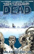 Couverture du livre « The walking dead Tome 2 : miles behind us » de Charlie Adlard et Robert Kirkman et . Collectif aux éditions Image Comics