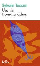 Couverture du livre « Une vie à coucher dehors » de Sylvain Tesson aux éditions Folio