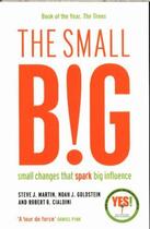 Couverture du livre « THE SMALL BIG - SMALL CHANGES THAT SPARK BIG INFLUENCE » de Steve Martin et Noah J. Goldstein et Robert B. Cialdini aux éditions Profile Books