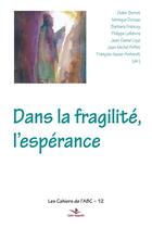 Couverture du livre « Dans la fragilité, l'espérance » de Francois-Xavier Amherdt et Collectif aux éditions Saint Augustin