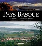 Couverture du livre « Pays basque ; une terre, l'océan et les hommes » de Patrick Berniere et Inaki Inchauspe aux éditions Sud Ouest Editions