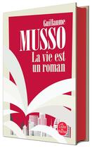 Couverture du livre « La vie est un roman » de Guillaume Musso aux éditions Le Livre De Poche