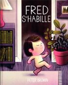 Couverture du livre « Fred s'habille » de Peter Brown aux éditions Kaleidoscope