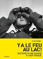 Couverture du livre « Y A LE FEU AU LAC ! : Histoire d'une Suisse à haut risque » de Gudrun Beger aux éditions Cabedita