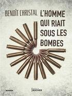 Couverture du livre « L'homme qui riait sous les bombes » de Benoit Christal aux éditions Rocher