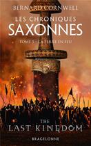 Couverture du livre « Les chroniques saxonnes Tome 5 : la terre en feu » de Bernard Cornwell aux éditions Bragelonne