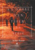 Couverture du livre « À l'ombre d'un tueur en série » de Arilde Bacon aux éditions Le Lys Bleu