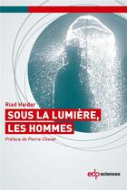 Couverture du livre « Sous la lumière, les hommes » de Riad Haidar aux éditions Edp Sciences