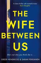 Couverture du livre « THE WIFE BETWEEN US » de Greer & P Hendricks aux éditions Pan Macmillan