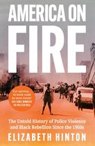 Couverture du livre « AMERICA ON FIRE - THE UNTOLD HISTORY OF POLICE VIOLENCE BLACK REBELLION SINCE 1960S » de Elizabeth Hinton aux éditions William Collins