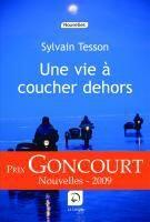 Couverture du livre « Une vie à coucher dehors » de Sylvain Tesson aux éditions Editions De La Loupe