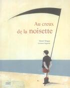 Couverture du livre « Au creux de la noisette » de Muriel Mingau aux éditions Milan