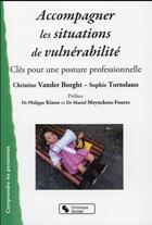 Couverture du livre « Accompagner les situations de vulnérabilité : clés pour une posture professionnelle » de Christine Vander Borght et Sophie Tortolano aux éditions Chronique Sociale