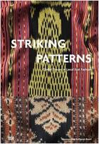 Couverture du livre « Striking patterns - global traces in local ikat fashion » de Von Wyss-Giacosa Pao aux éditions Hatje Cantz