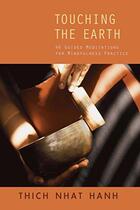 Couverture du livre « Touching the earth » de Nhat Hanh aux éditions Random House Us