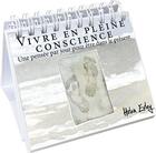 Couverture du livre « Vivre en pleine conscience ; une pensée par jour pour être dans le présent » de Helen Exley aux éditions Exley