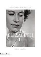 Couverture du livre « Queen Elizabeth II ; a photographic portrait » de Philip Ziegler aux éditions Thames & Hudson