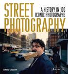 Couverture du livre « Street photography a history in 100 iconic photographs » de David Gibson aux éditions Prestel