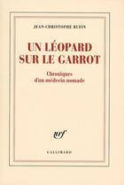 Couverture du livre « Un léopard sur le garrot ; chroniques d'un médecin nomade » de Jean-Christophe Rufin aux éditions Gallimard