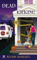 Couverture du livre « Dead and Kicking » de Wendy Roberts aux éditions Penguin Group Us