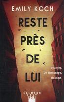 Couverture du livre « Reste près de lui » de Emily Koch aux éditions Calmann-levy