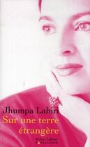 Couverture du livre « Sur une terre étrangère » de Jhumpa Lahiri aux éditions Robert Laffont