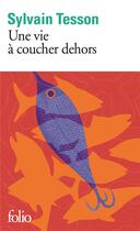 Couverture du livre « Une vie à coucher dehors » de Sylvain Tesson aux éditions Folio