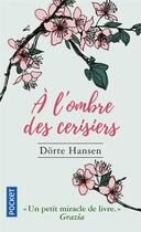 Couverture du livre « À l'ombre des cerisiers » de Dorte Hansen aux éditions Pocket