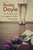 Couverture du livre « La femme qui se cognait dans les portes » de Roddy Doyle aux éditions Robert Laffont