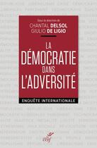 Couverture du livre « La démocratie dans l'adversité » de Giulio De Ligio et Chantal Delsol et Collectif aux éditions Cerf