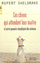 Couverture du livre « Ces chiens qui attendent leur maitre et autres pouvoirs inexpliques des animaux » de Rupert Sheldrake aux éditions Rocher