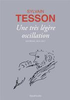 Couverture du livre « Une très légère oscillation ; journal 2014-2017 » de Sylvain Tesson aux éditions Des Equateurs