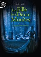 Couverture du livre « La fille des deux mondes Tome 1 ; un pied dans la tombe » de C. C. Hunter aux éditions Michel Lafon Poche