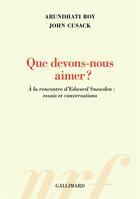 Couverture du livre « Que devons-nous aimer ? à la rencontre d'Edward Snowden : essais et conversations » de John Cusack et Arundhati Roy aux éditions Gallimard