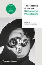 Couverture du livre « The Thames & Hudson dictionary of photography » de Nathalie Herschdorfer aux éditions Thames & Hudson